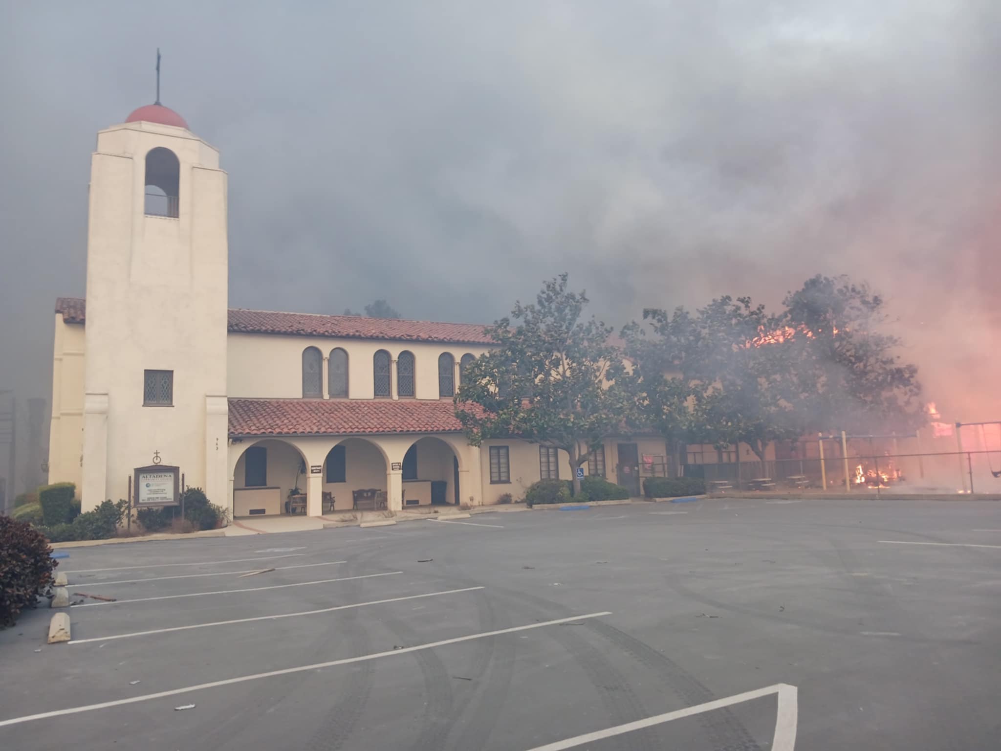 阿爾塔迪納社區教堂被燒時。(Altadena Community Church臉書)